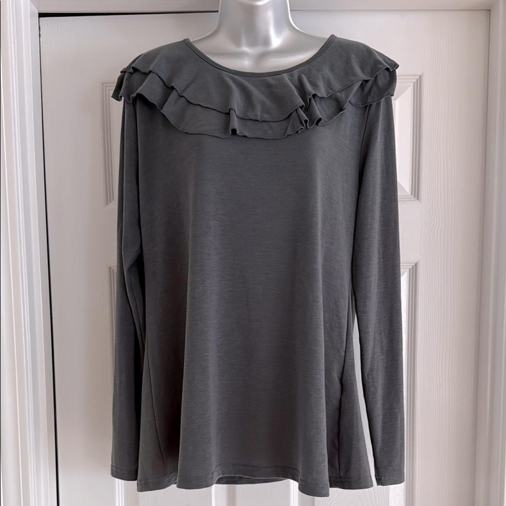 ☀️3/$15 Sign Here Signature Clothing Ruffle Neck Top Large